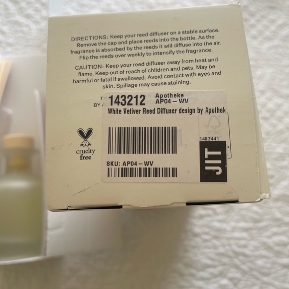 Apotheke White Vetiver Reed Diffuser - Picture 3 of 4